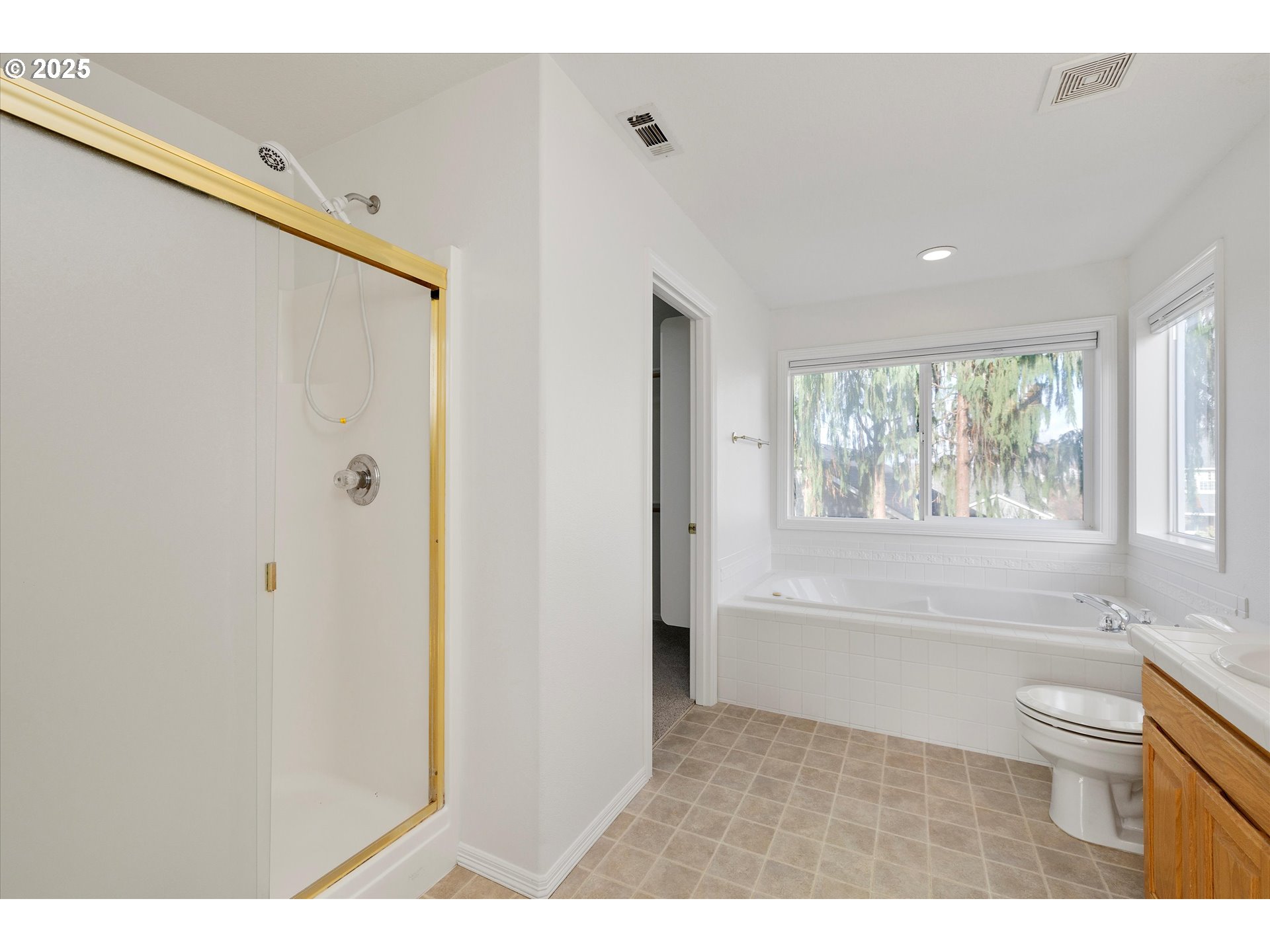 1380 Southeast 9th Avenue Canby, OR 97013 - Photo 14 of 21 a bathroom with a bathtub and a sink