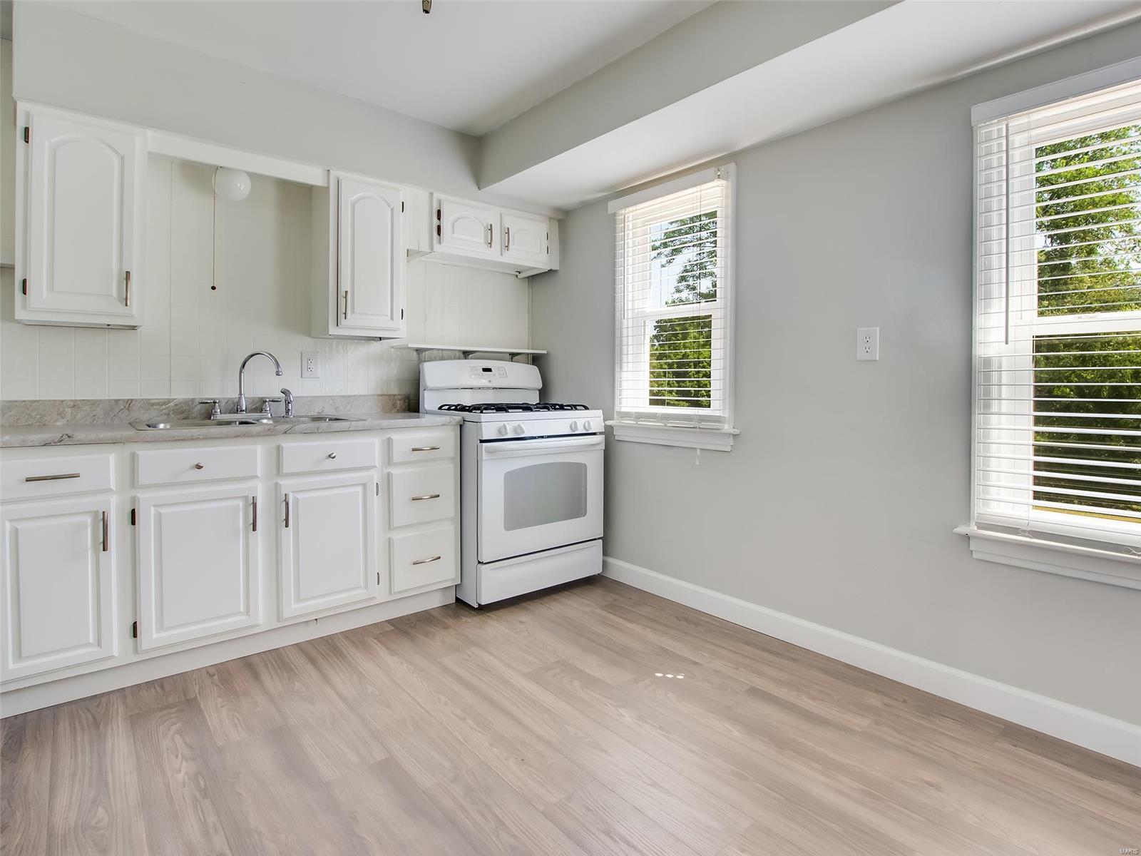 5237 Heege Road St. Louis, MO 63123 - Photo 5 of 15