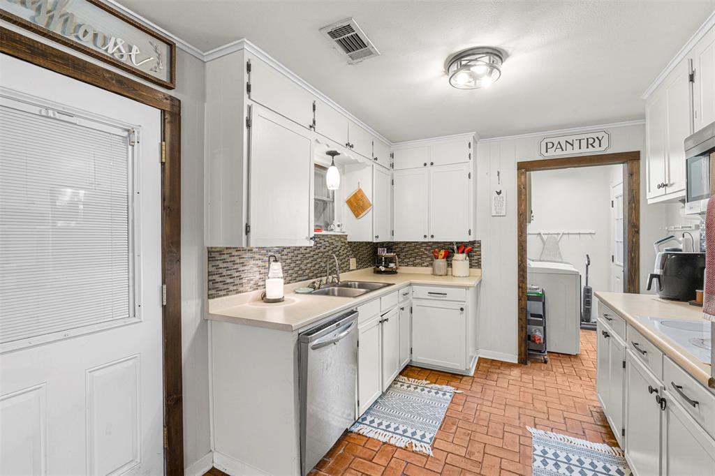 602 Colonial Drive Athens, TX 75751 - Photo 25 of 39 Kitchen int o lundry room