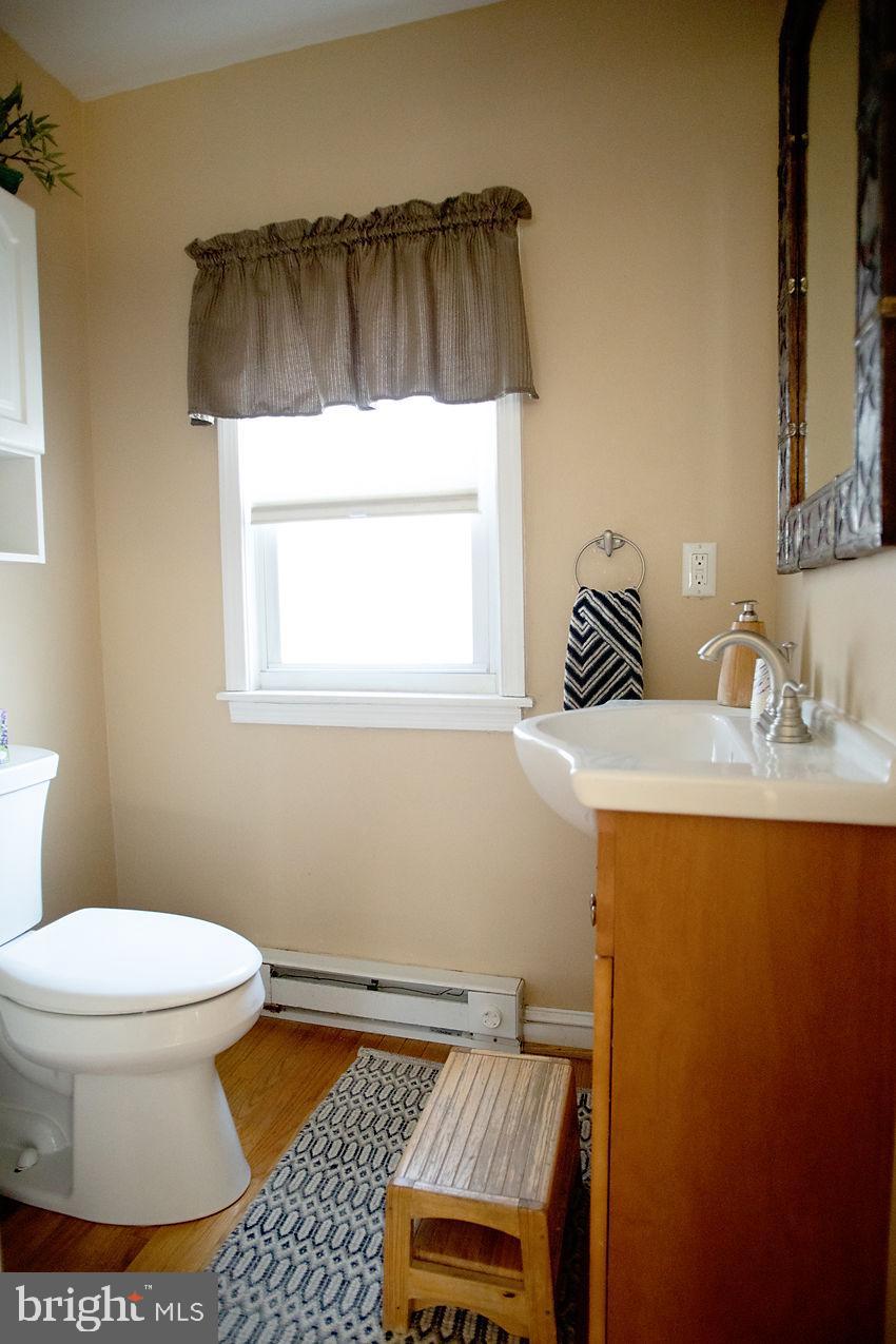 422 Anthwyn Road Narberth, PA 19072 - Photo 14 of 33 1st Floor powder room off the family room.