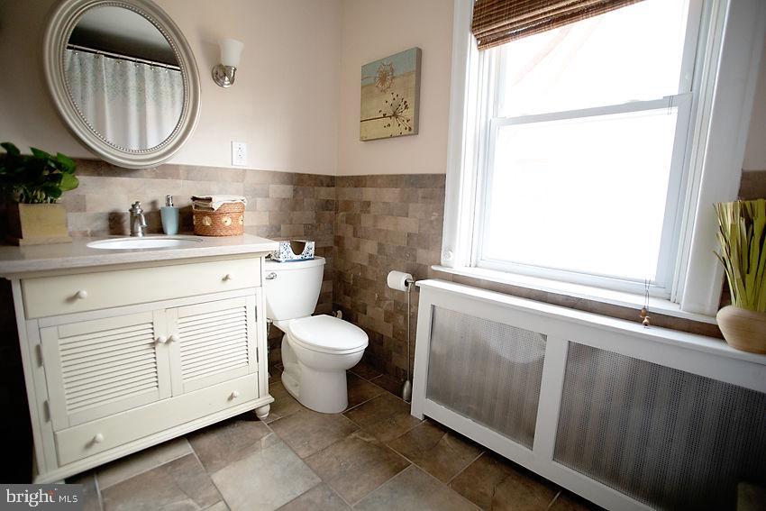 422 Anthwyn Road Narberth, PA 19072 - Photo 17 of 33 2nd floor large hall full bathroom
