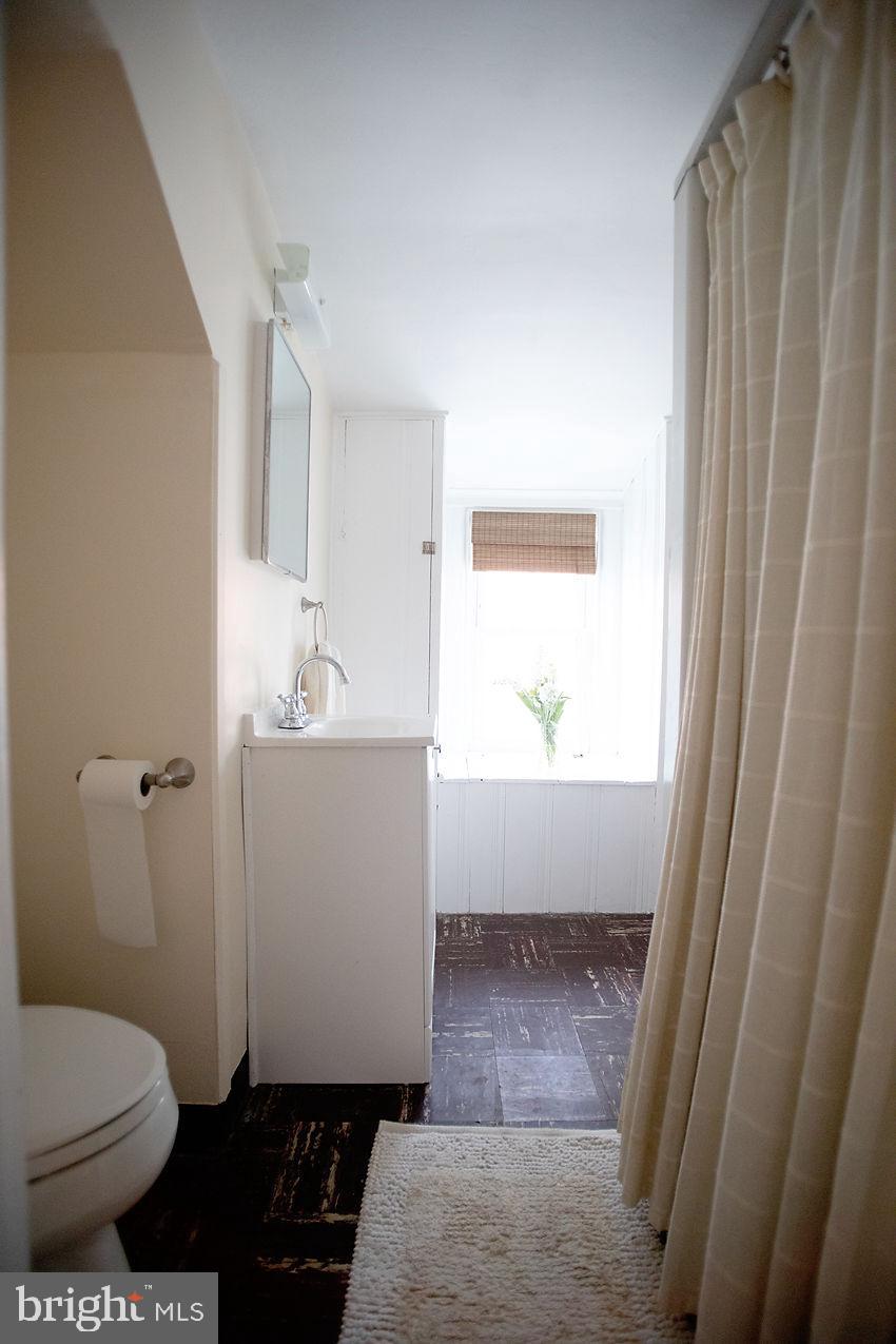 422 Anthwyn Road Narberth, PA 19072 - Photo 23 of 33 3rd floor full bathroom