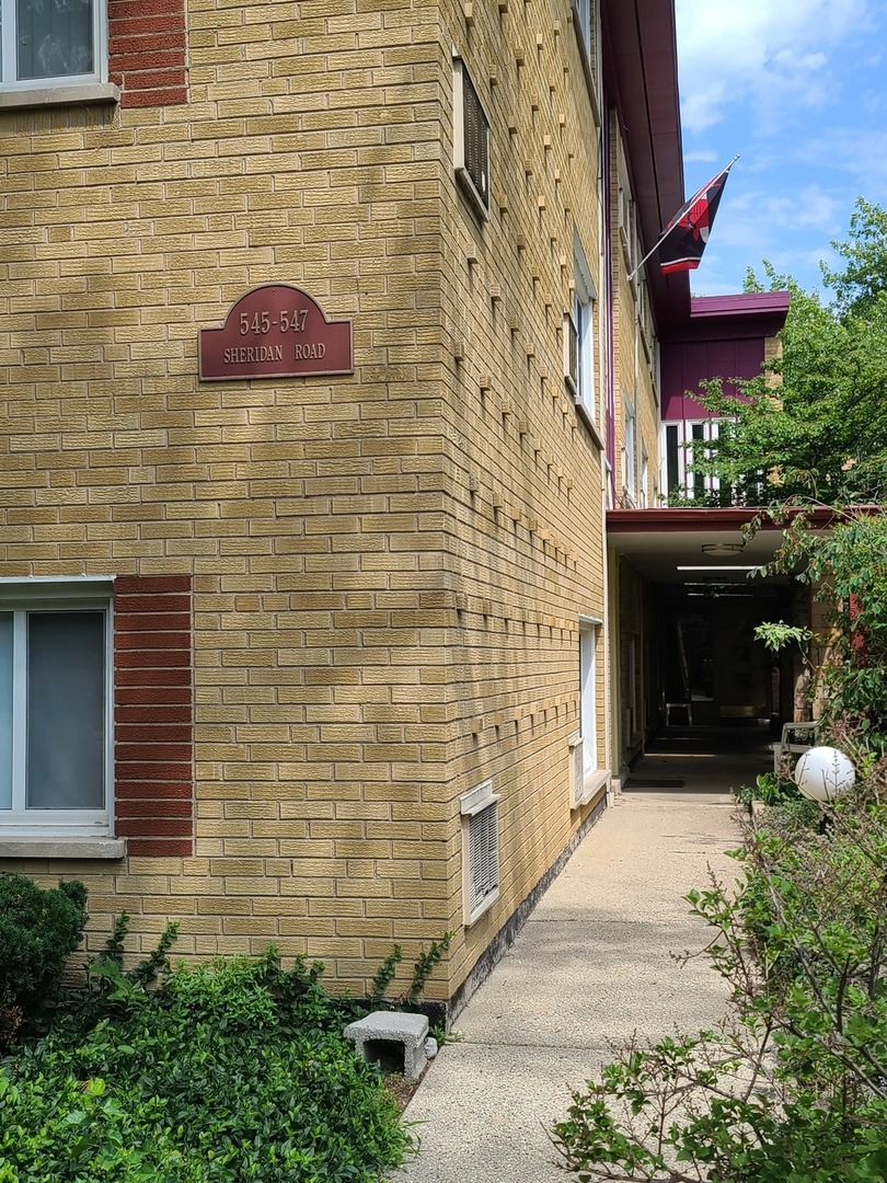 547 Sheridan Road, Unit 2W Evanston, IL 60202 - Photo 2 of 2 a view of brick wall