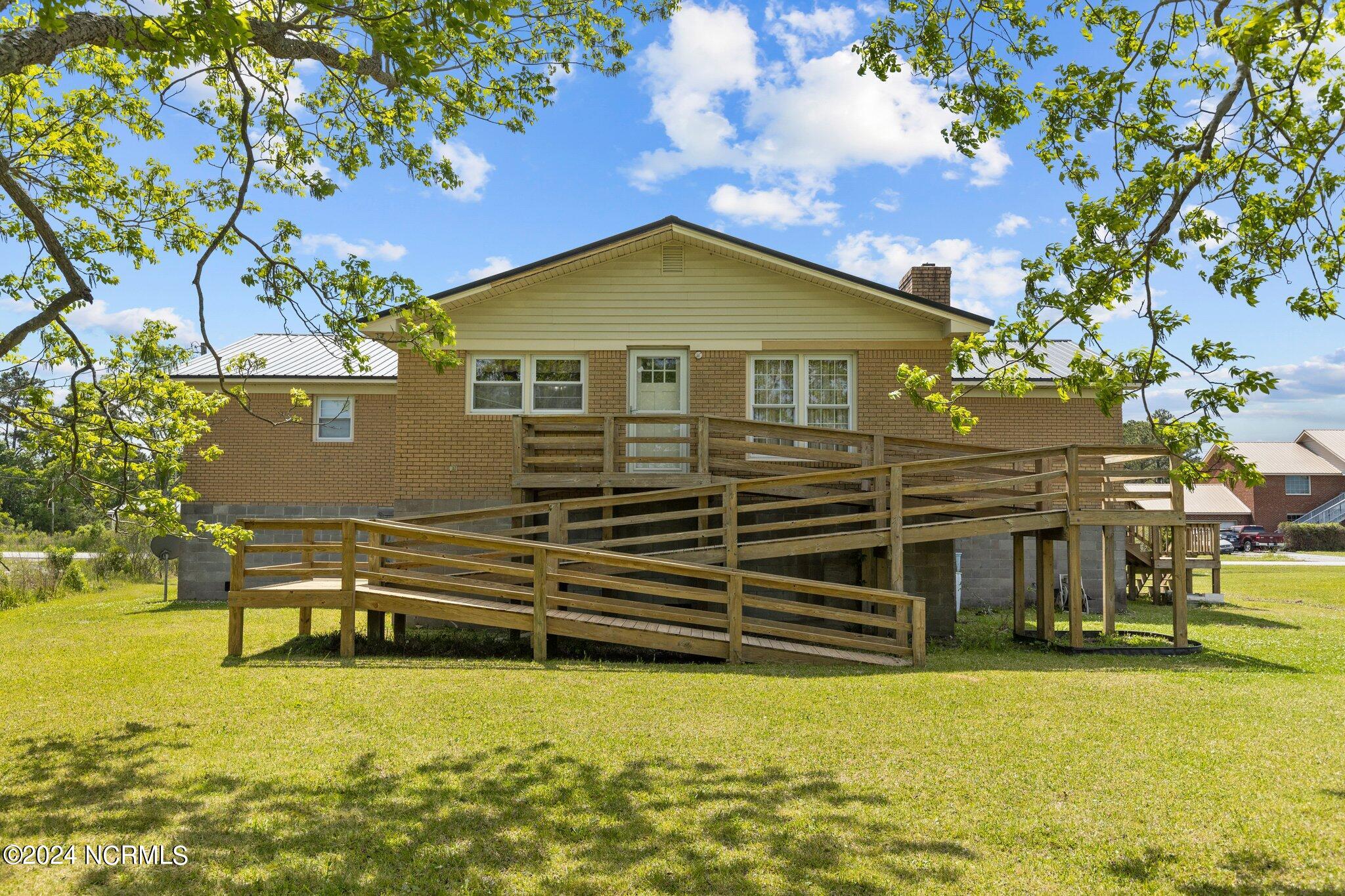 1154 Merrimon Road Beaufort, NC 28516 - Photo 7 of 46 Rear Wheelchair Ramp
