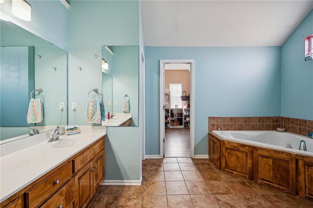 10706 Country Lane Peculiar, MO 64078 - Photo 19 of 37