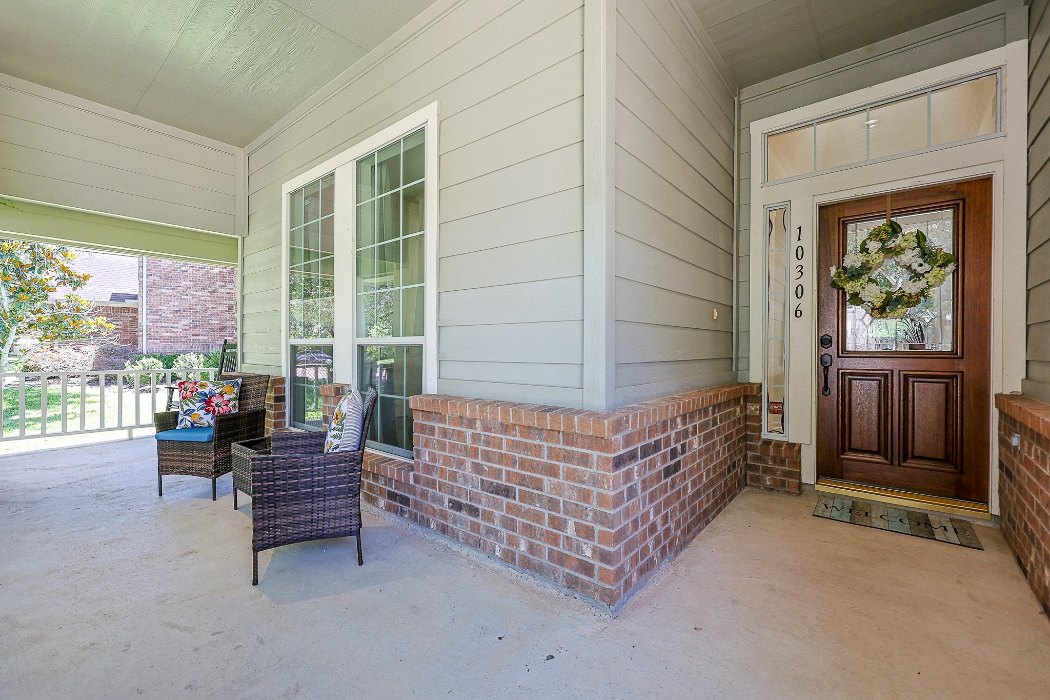 10306 Rudolph Court Missouri City, TX 77459 - Photo 5 of 34 Experience the ultimate in curb appeal with an expansive, classic Craftsman front porch designed for luxurious outdoor living.