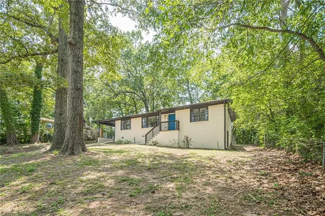 a view of a house with a yard