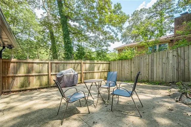 a chairs and a table in a backyard