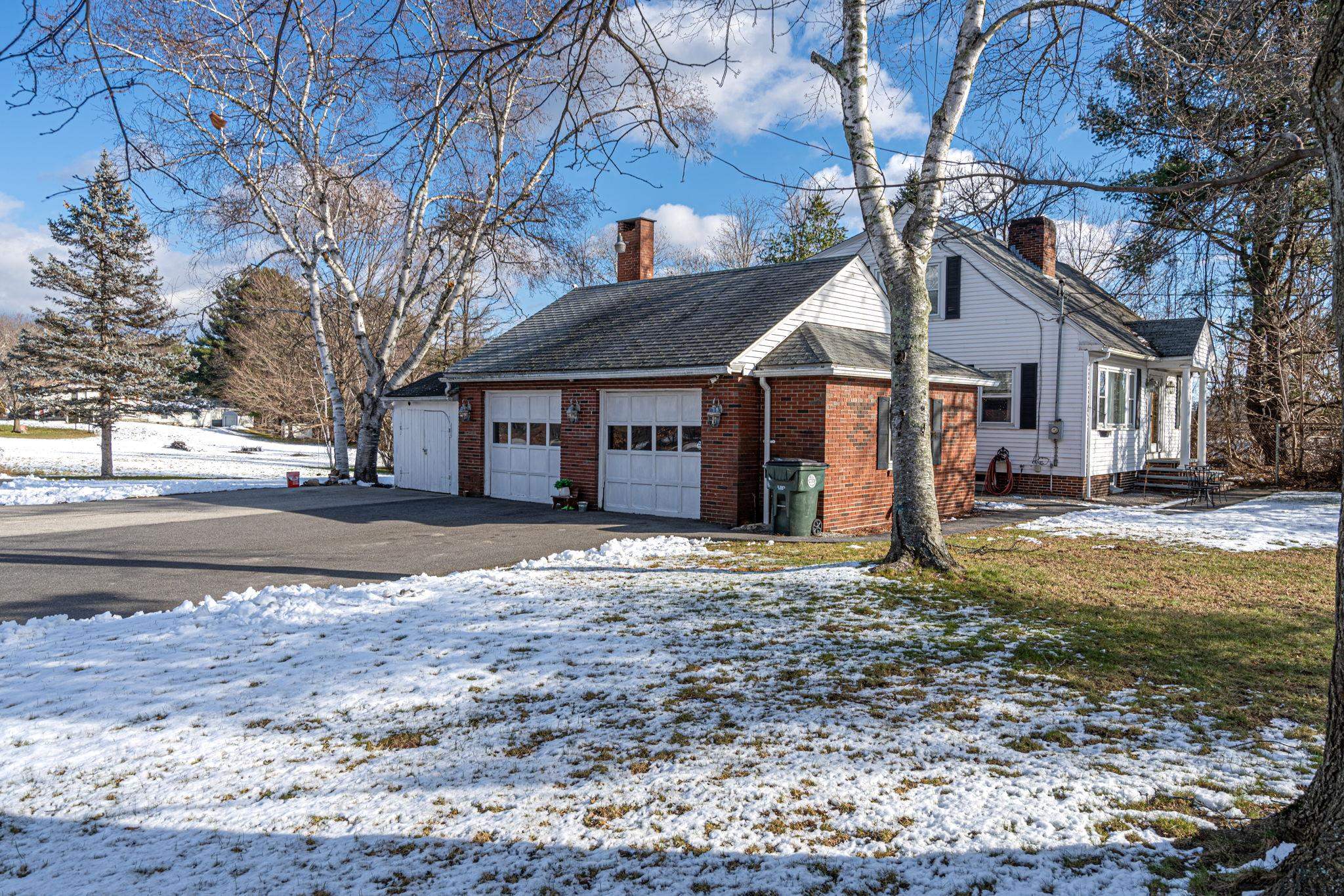 414 South Mammoth Road Manchester, NH 03109 - Photo 3 of 34