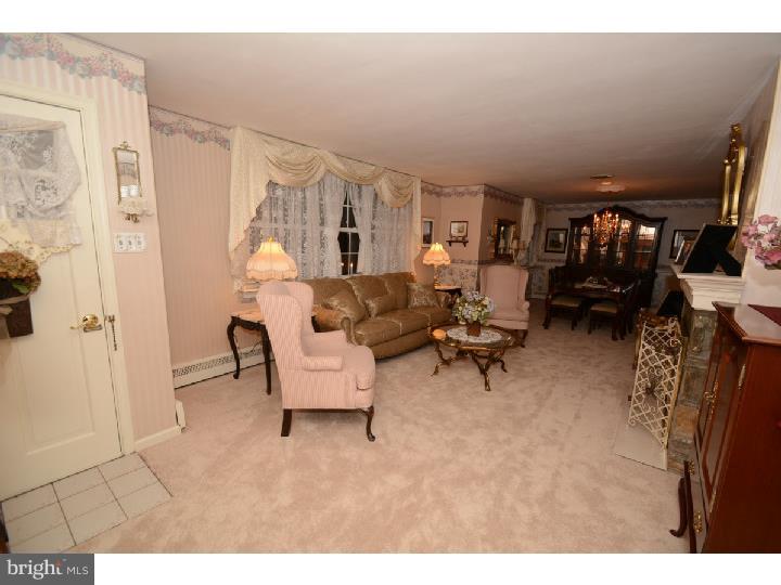 320 Byberry Road Huntingdon Valley, PA 19006 - Photo 3 of 25 Living Room