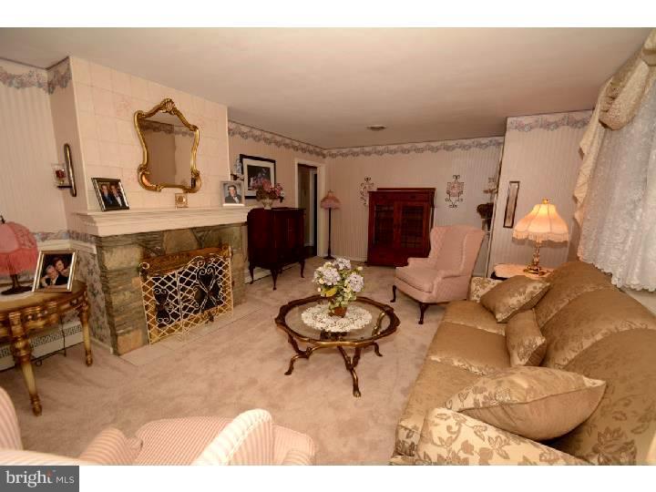 320 Byberry Road Huntingdon Valley, PA 19006 - Photo 5 of 25 Living Room