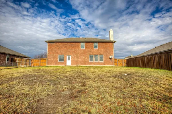 a house view with backyard space