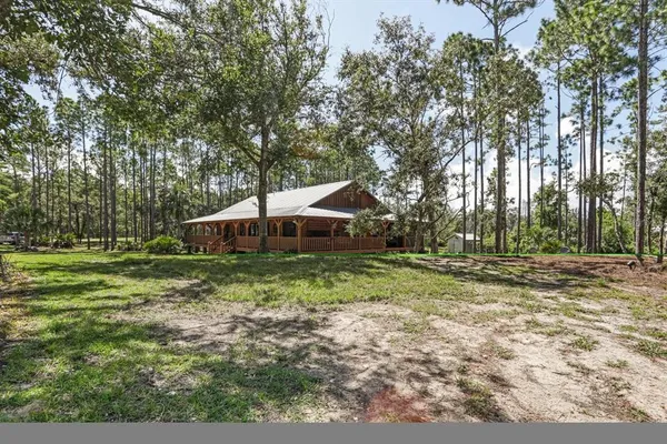 a barn in the middle of a yard