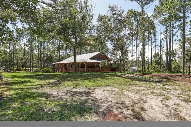 a barn in the middle of a yard
