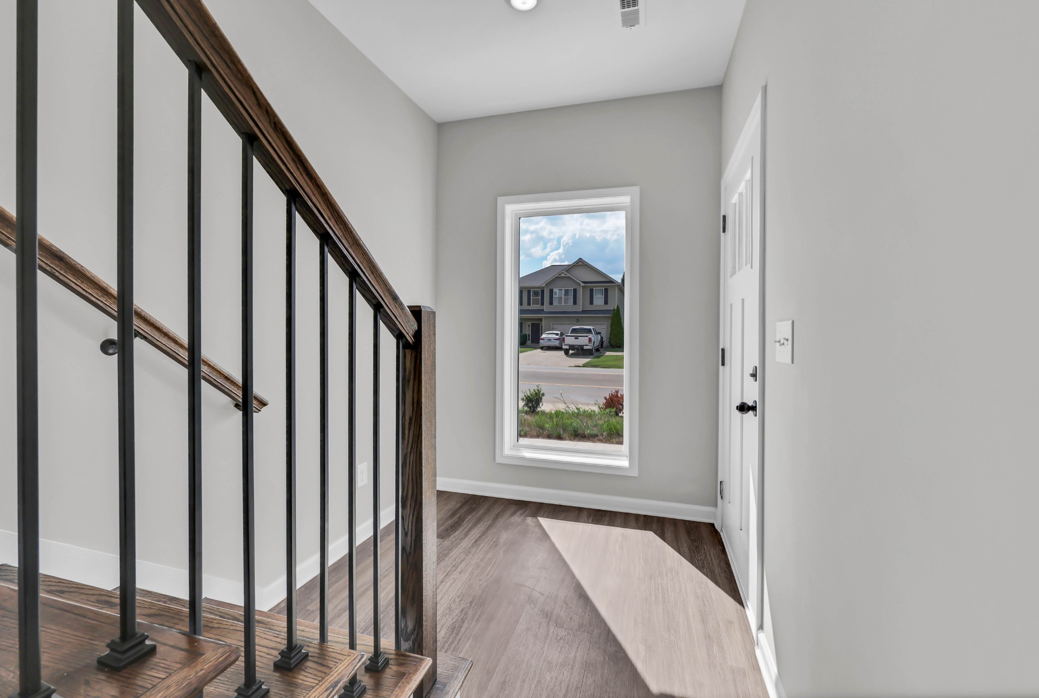2395 Pea Ridge Road Clarksville, TN 37040 - Photo 4 of 36 a view of an entryway with workspace
