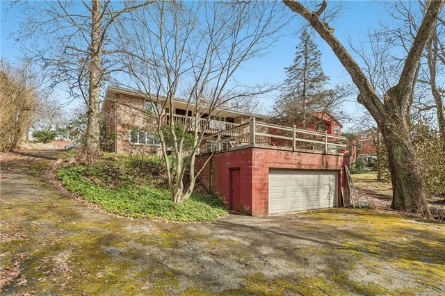 a view of a backyard of the house