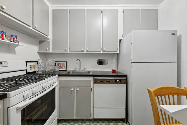 $445,000 | 420 East 72nd Street, Unit 15E | Lenox Hill