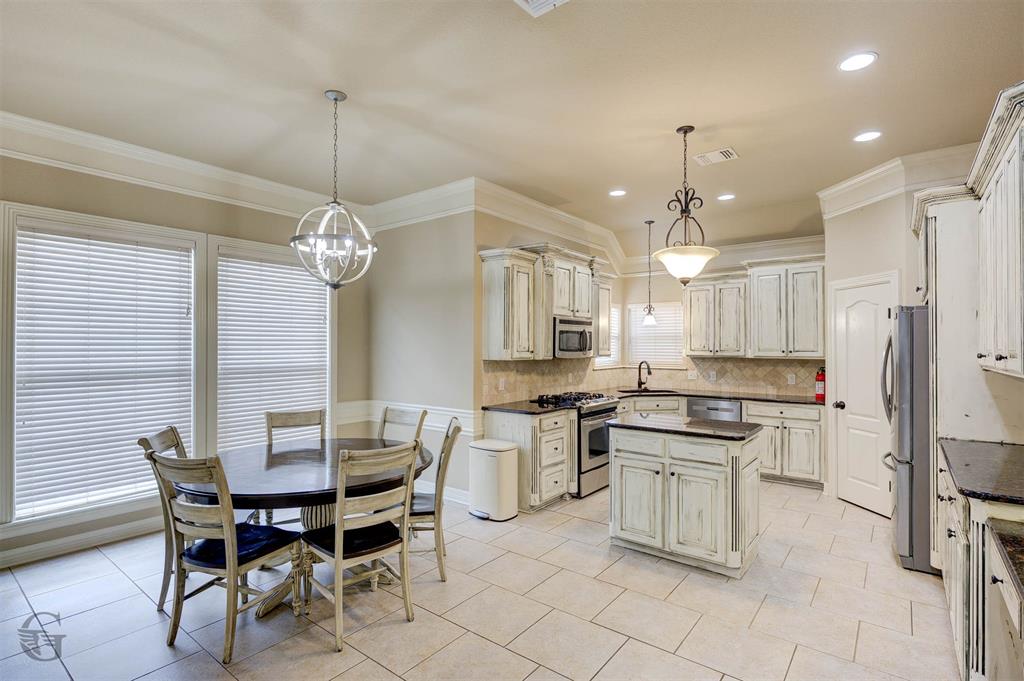 830 Entrada Bossier City, LA 71111 - Photo 6 of 25 a large kitchen with a table and chairs
