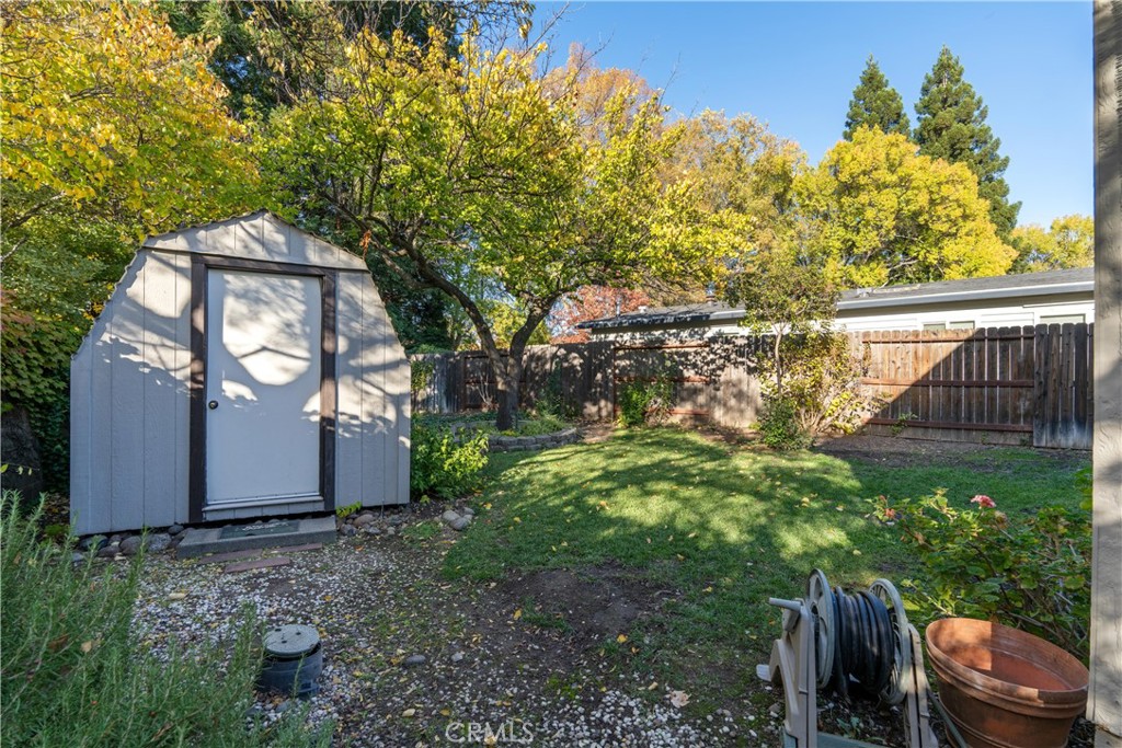 2050 Springfield Drive, Unit 143 Chico, CA 95928 - Photo 33 of 43 a backyard of a house with lots of green space