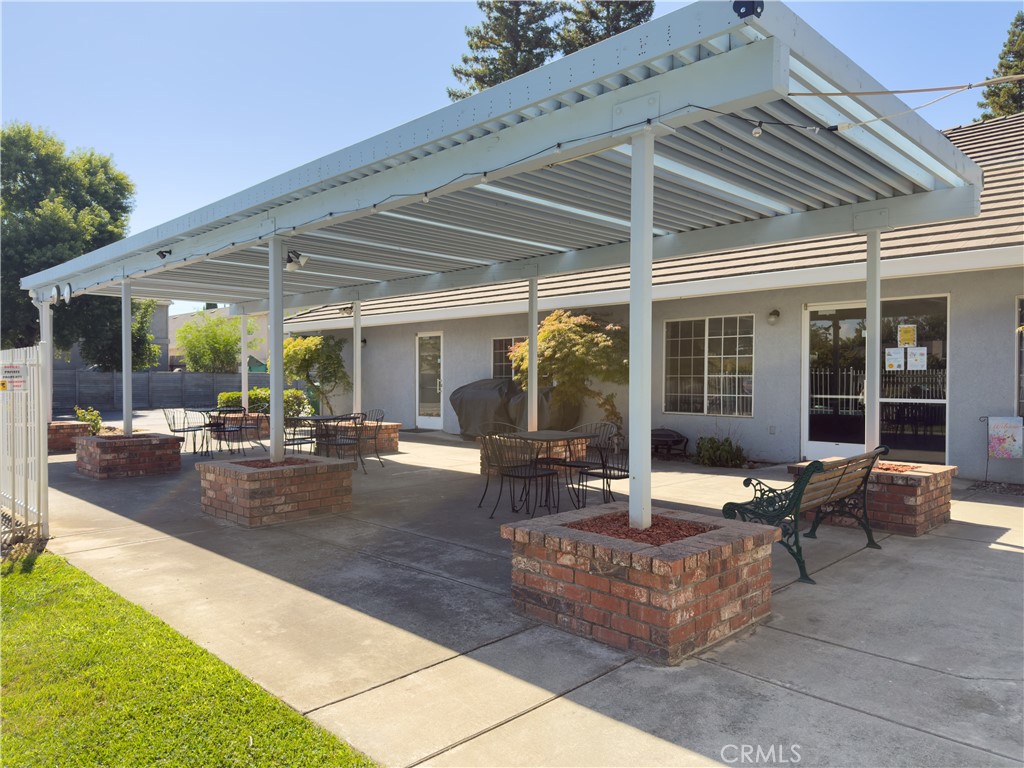 2050 Springfield Drive, Unit 143 Chico, CA 95928 - Photo 38 of 43 a view of a swimming pool with chairs in patio