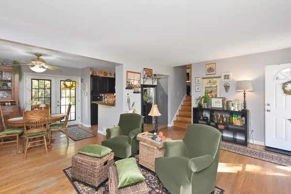 $360,000 | 916 Lacey Avenue, Lisle, IL 60532