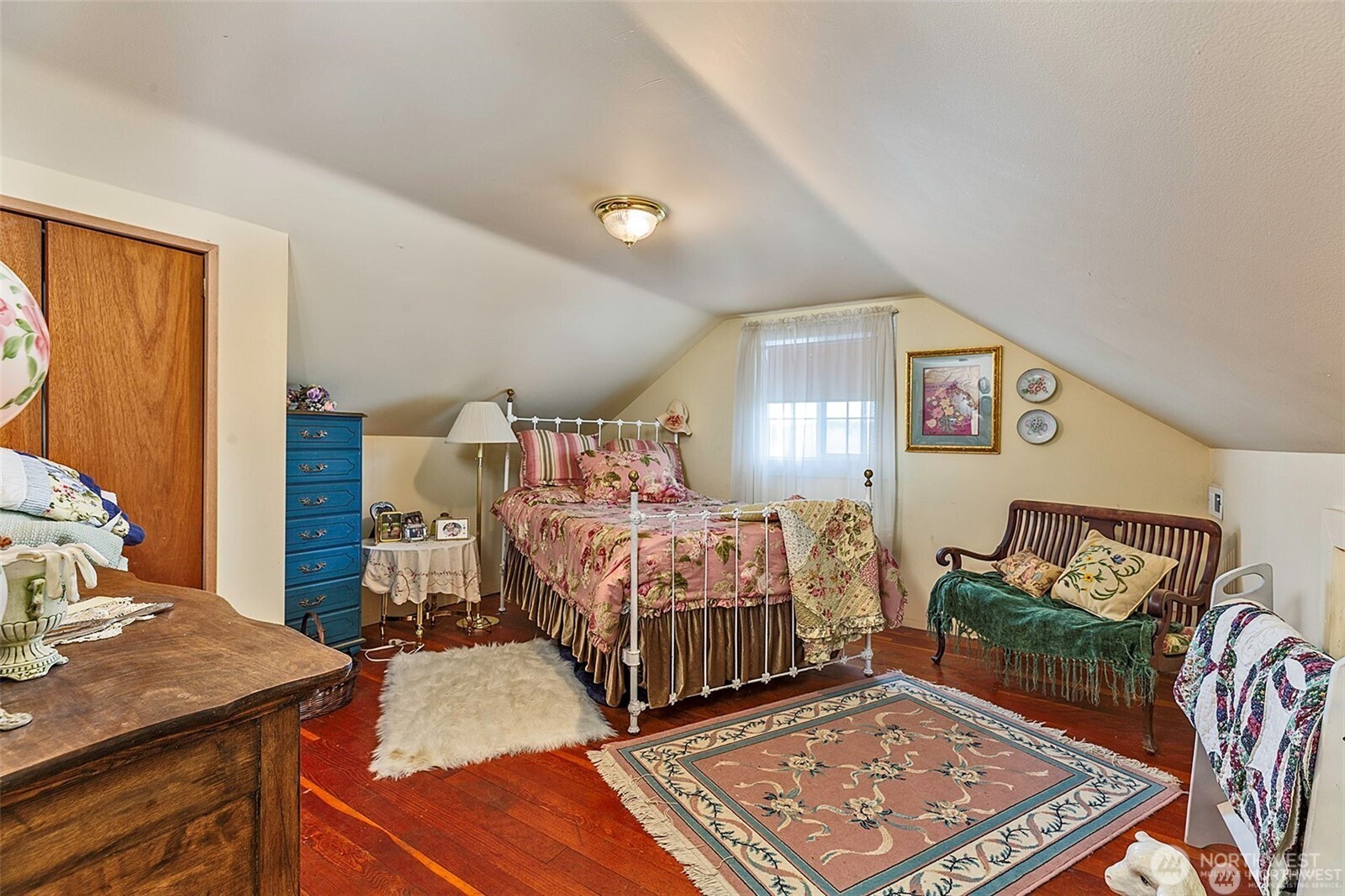 379 Twin Oaks Road Chehalis, WA 98532 - Photo 16 of 30 a bed room with furniture and a table