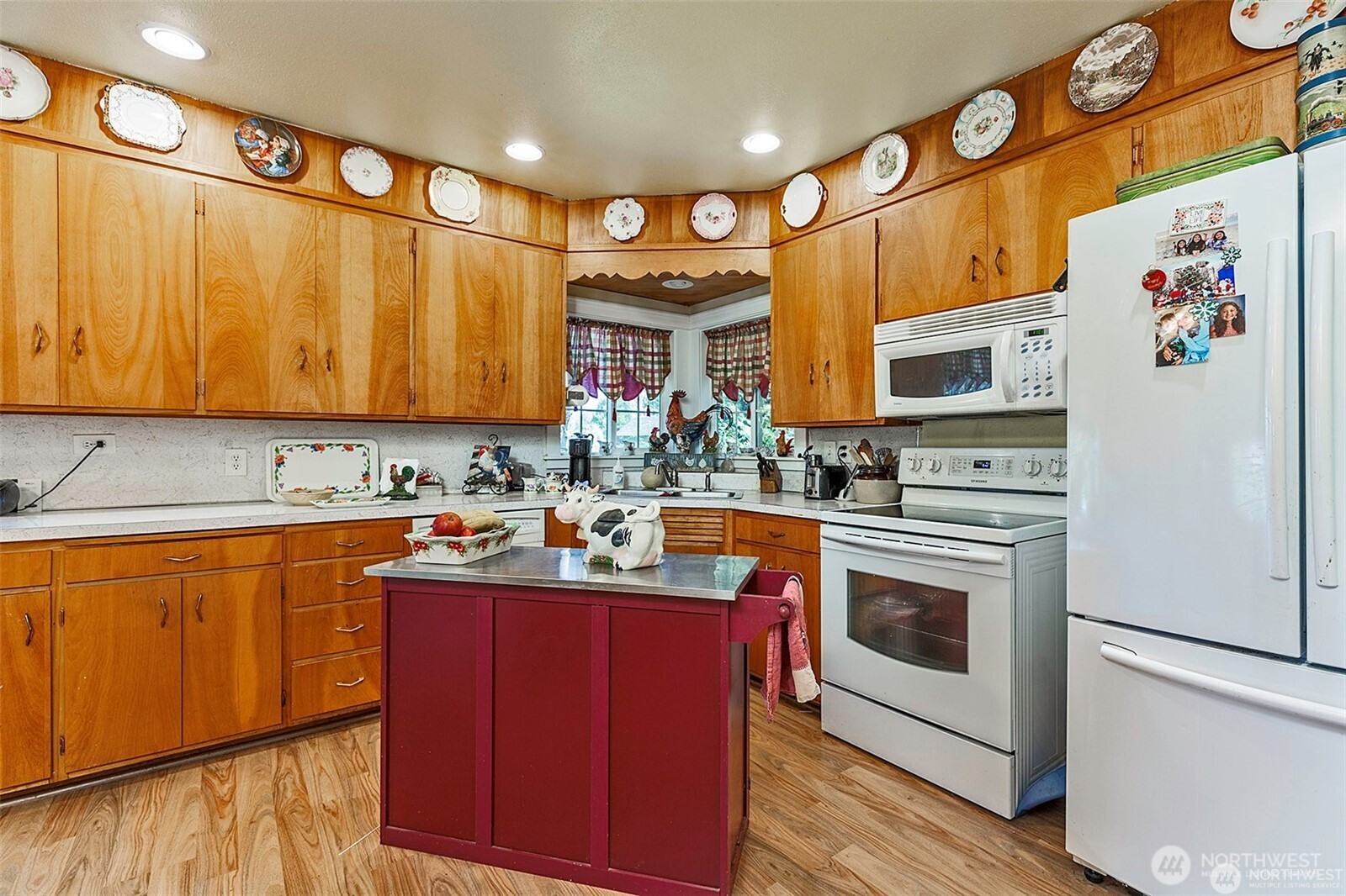 379 Twin Oaks Road Chehalis, WA 98532 - Photo 17 of 30 a kitchen with stainless steel appliances granite countertop a sink stove and refrigerator