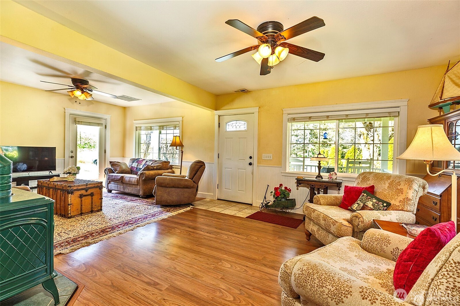 379 Twin Oaks Road Chehalis, WA 98532 - Photo 5 of 30 a living room with furniture ceiling fan and a window