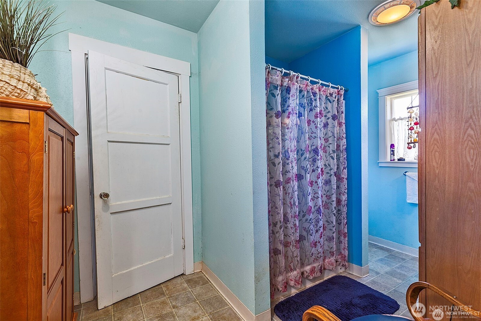 379 Twin Oaks Road Chehalis, WA 98532 - Photo 9 of 30 a view of a hallway with wooden floor and closet