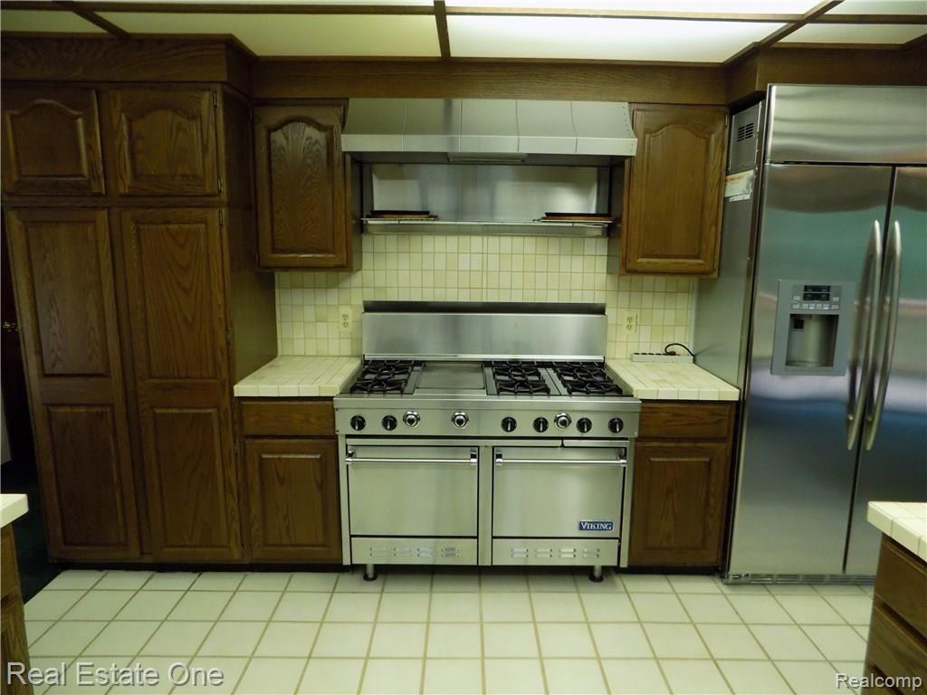 4650 Clyde Road Holly, MI 48442 - Photo 12 of 68 stove and refrigerator, plus pantry cabinets