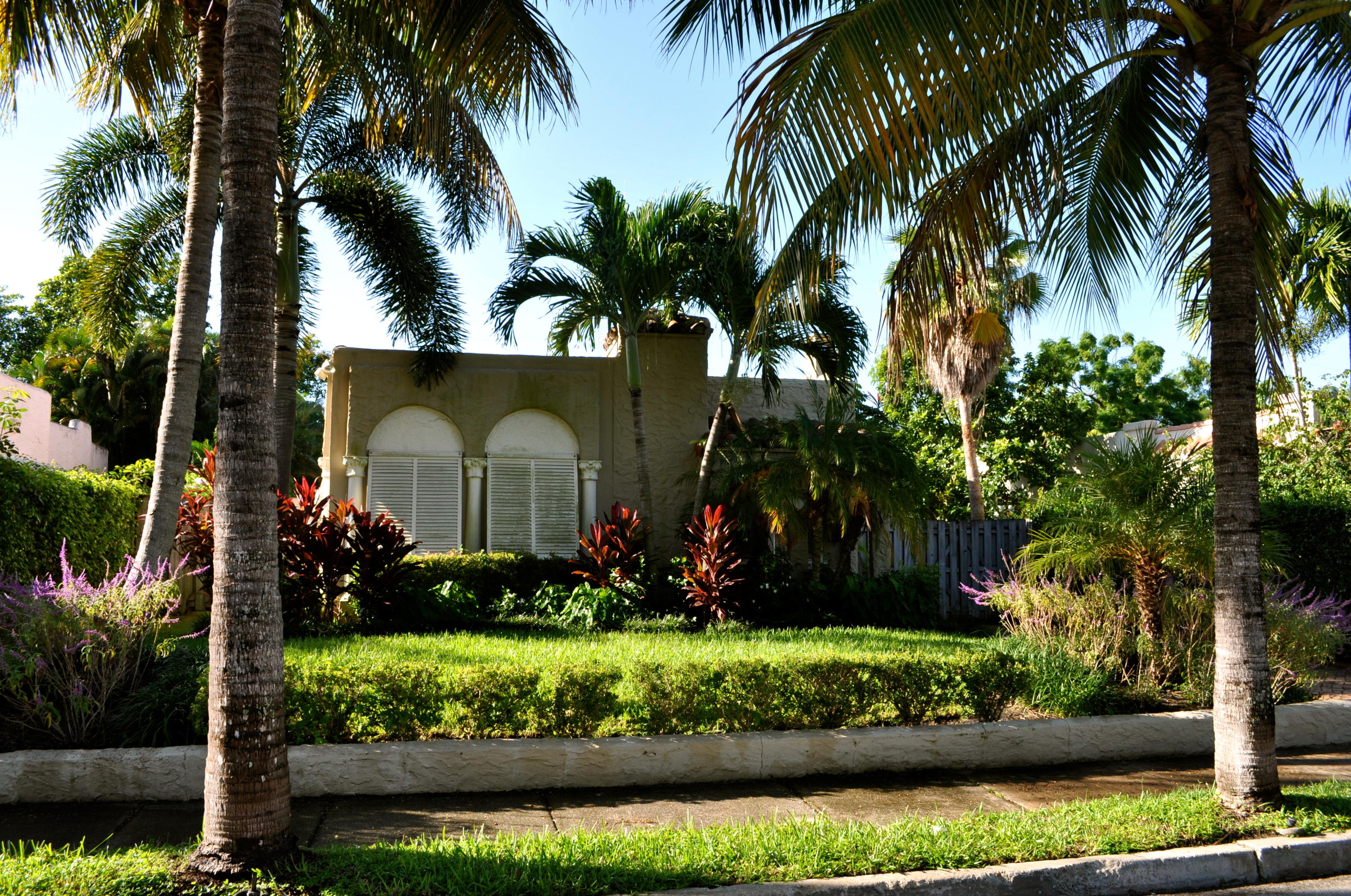 348 Plymouth Road West Palm Beach, FL 33405 - Photo 2 of 36 Front of the House