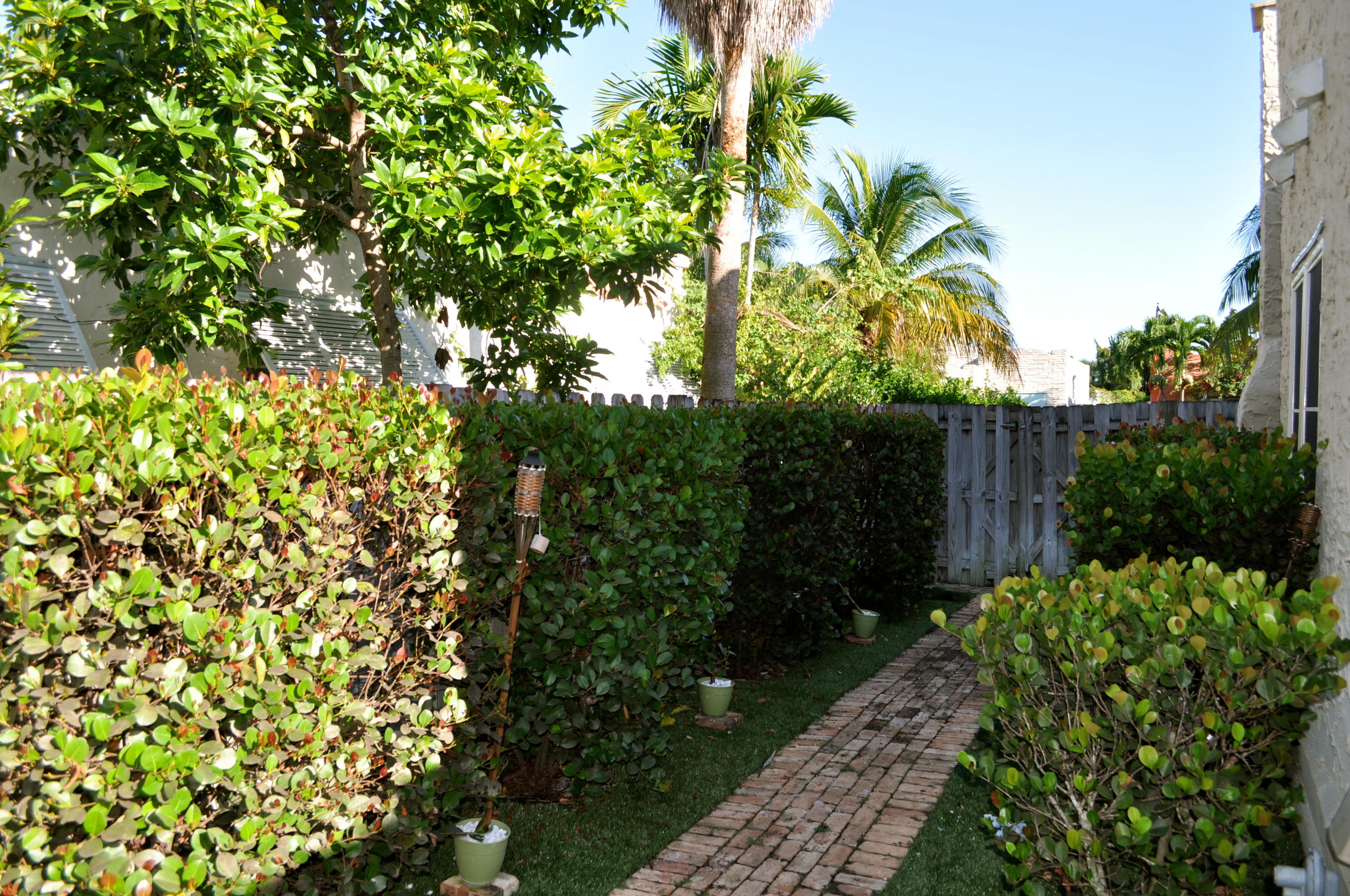 348 Plymouth Road West Palm Beach, FL 33405 - Photo 3 of 36 Walkway