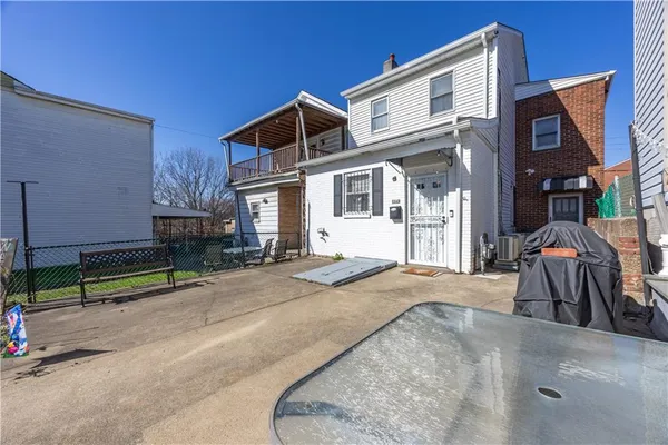 a view of a house with backyard and sitting area