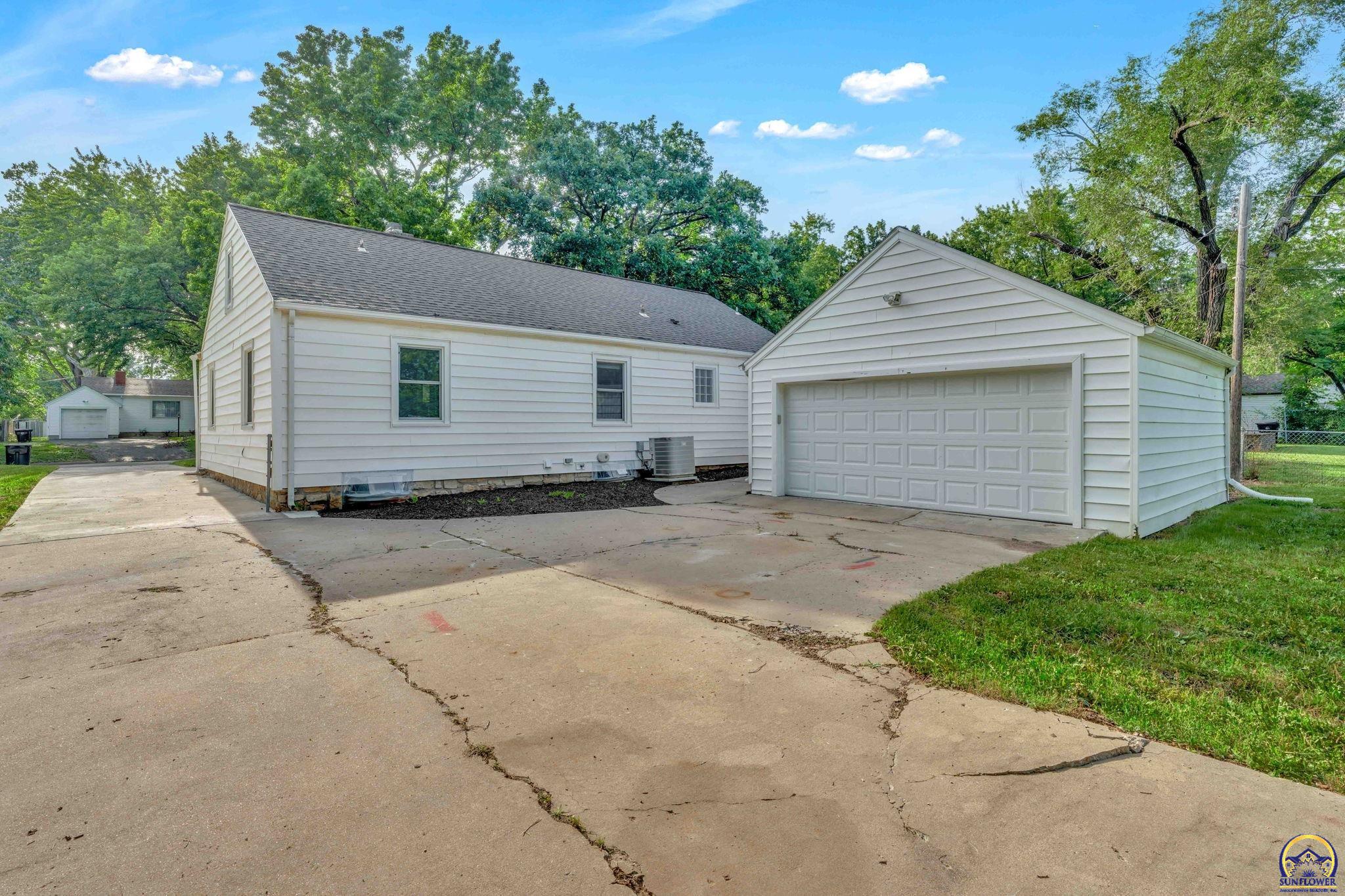 2212 Southwest Burnett Road Topeka, KS 66614 - Photo 36 of 37