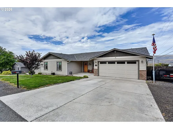 $499,000 | 2325 East 16th Street, The Dalles, OR 97058