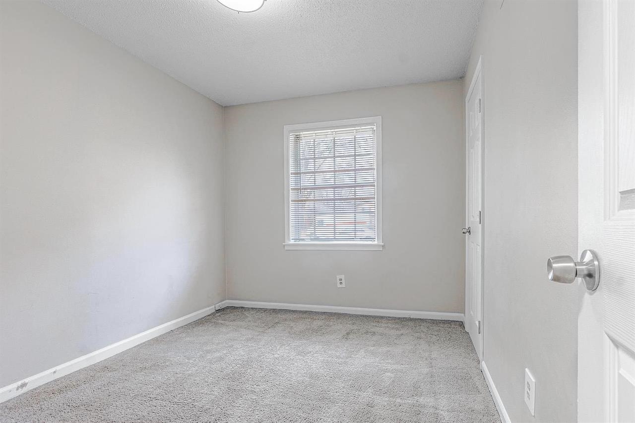 3837 Tessland Road Memphis, TN 38128 - Photo 8 of 12 an empty room with a window