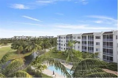 $278,900 | 3600 Oaks Clubhouse Drive, Unit 509, Pompano Beach, FL 33069