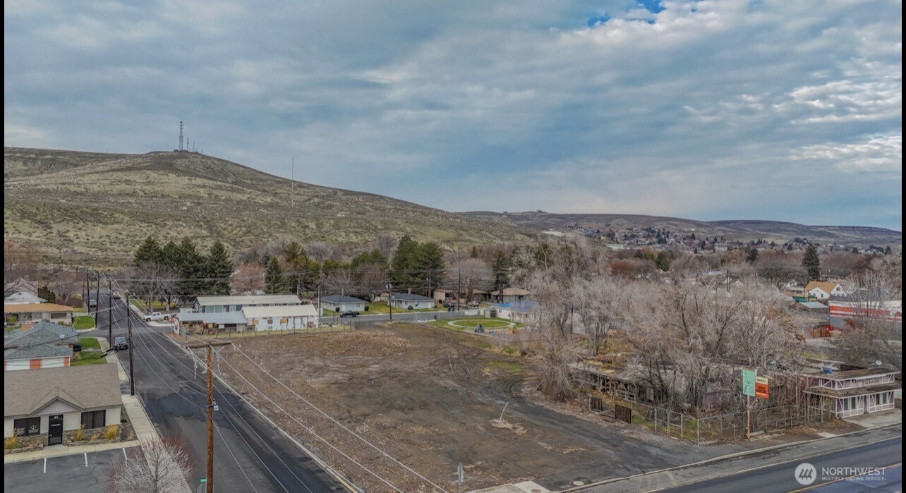 857 Basin Street Southwest Ephrata, WA 98823 - Photo 3 of 3 a view of a terrace with a yard