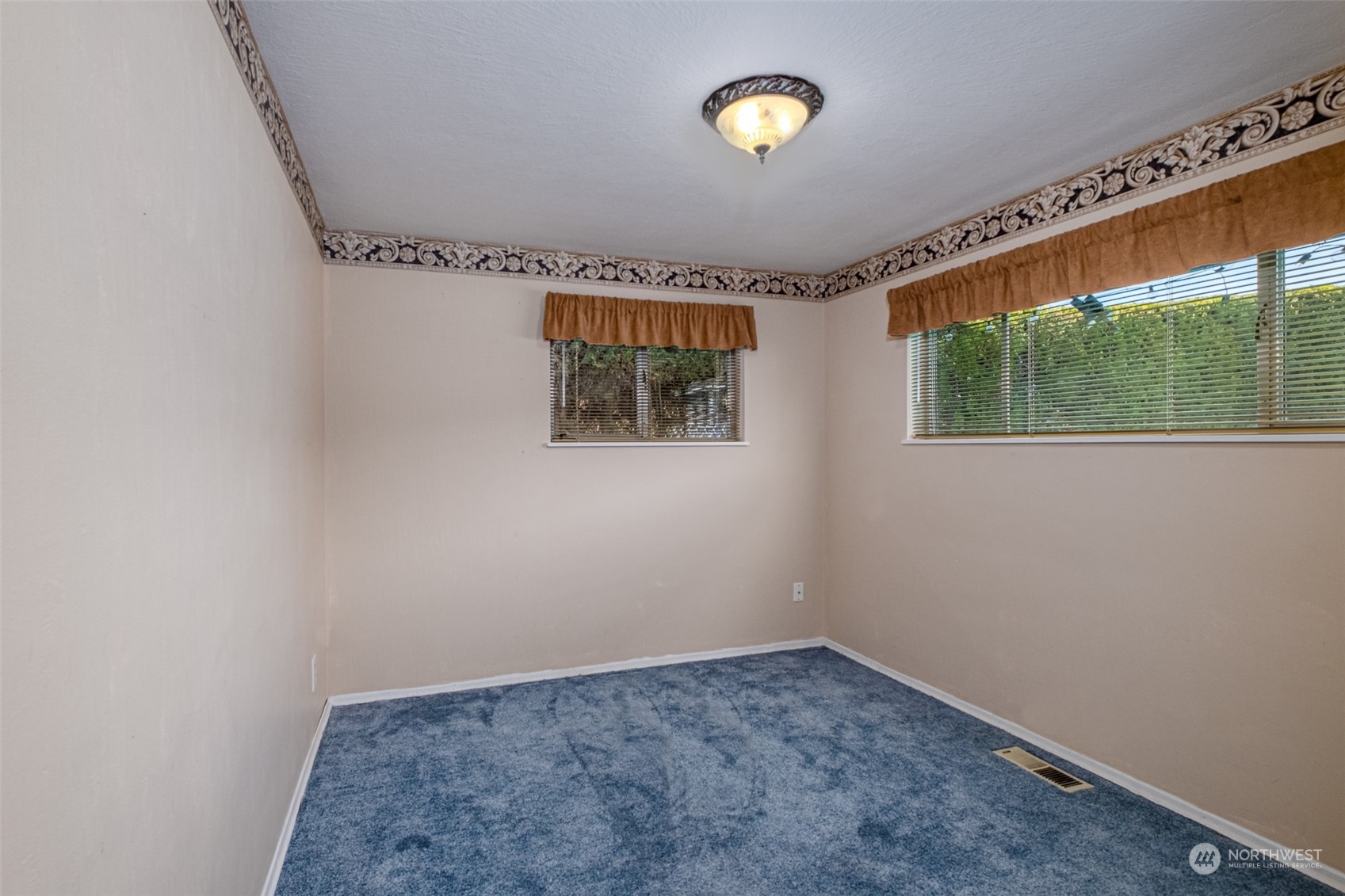 451 Statter Road Ephrata, WA 98823 - Photo 13 of 23 an empty room with windows