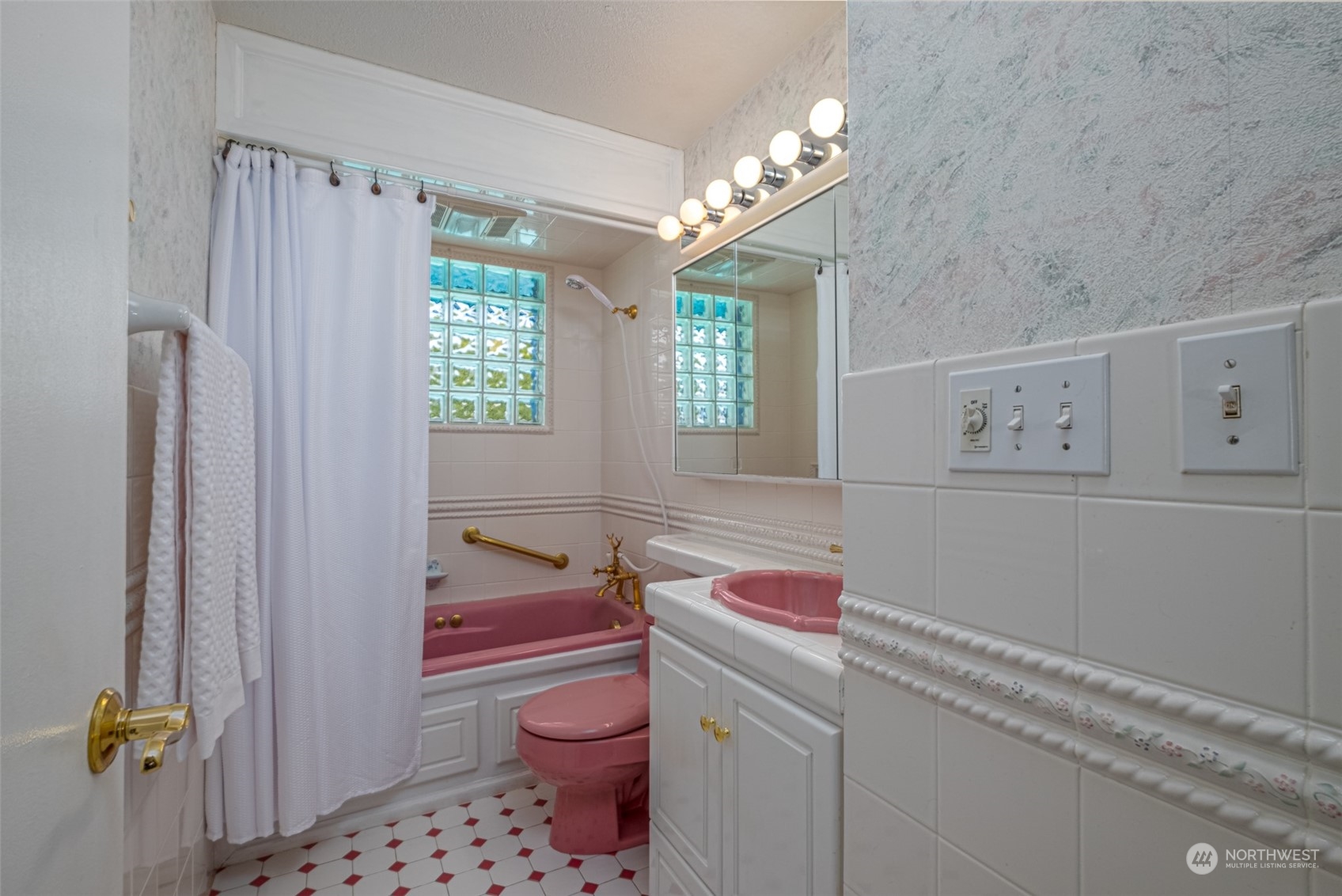 451 Statter Road Ephrata, WA 98823 - Photo 15 of 23 a bathroom with a sink toilet and shower