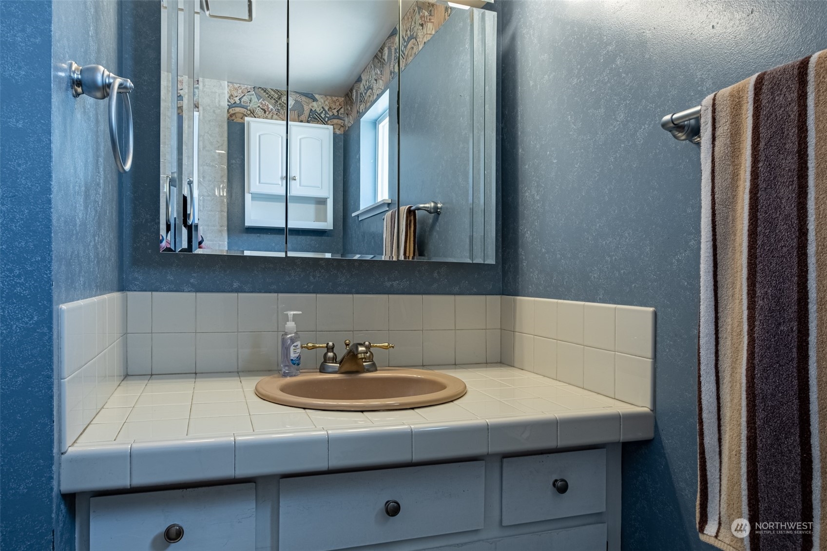 451 Statter Road Ephrata, WA 98823 - Photo 16 of 23 a bathroom with a sink and a mirror