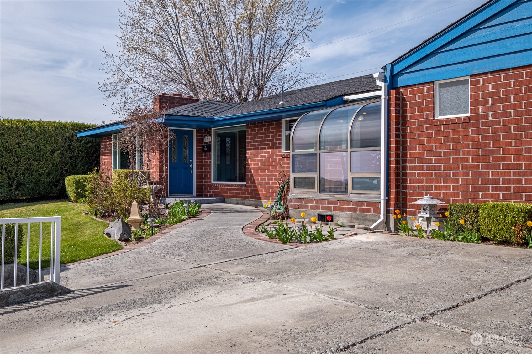 451 Statter Road Ephrata, WA 98823 - Photo 17 of 23 front view of a house with a yard