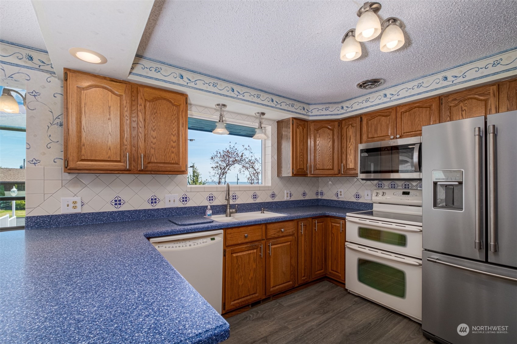 451 Statter Road Ephrata, WA 98823 - Photo 6 of 23 a kitchen with stainless steel appliances granite countertop a sink stove and refrigerator