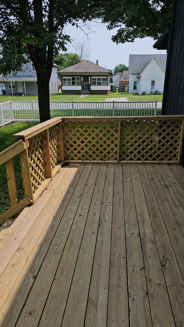 309 North Market Street Hoopeston, IL 60942 - Photo 21 of 45 a view of terrace with wooden floor and fence