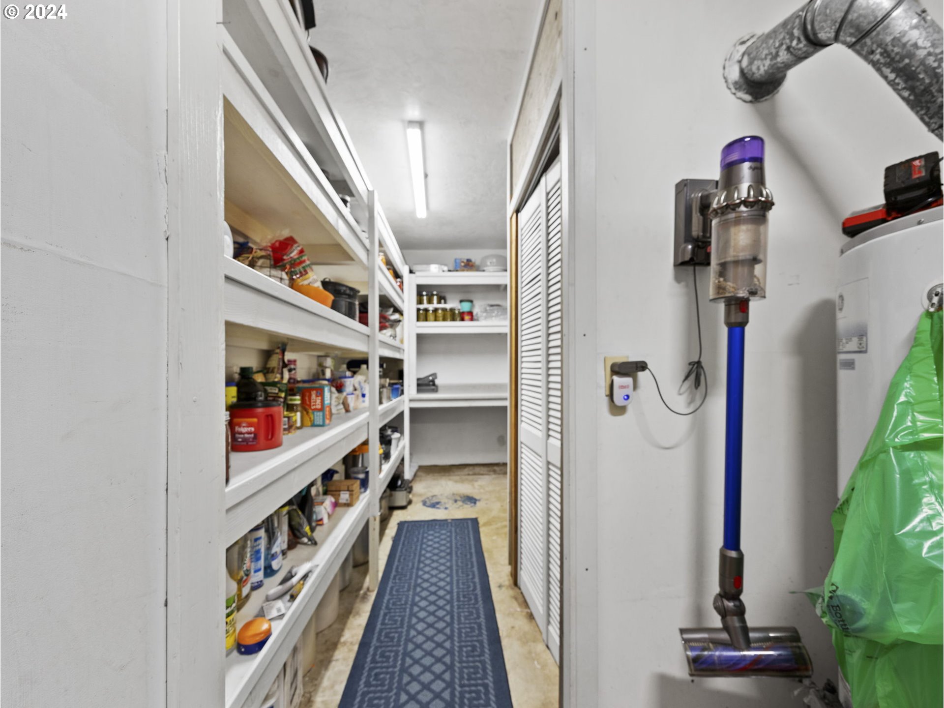 30252 Southeast Bluff Road Gresham, OR 97080 - Photo 15 of 43 Pantry