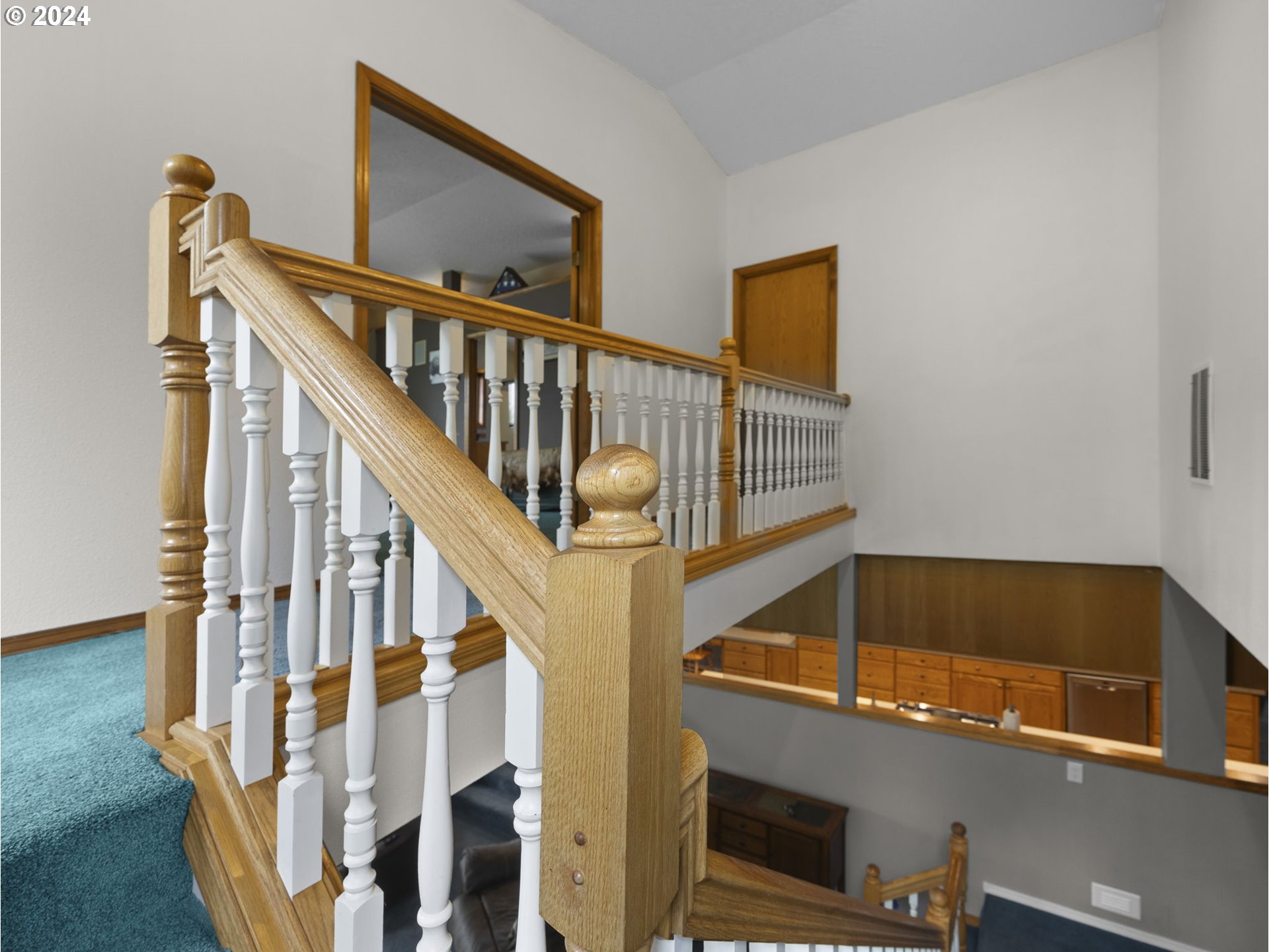 30252 Southeast Bluff Road Gresham, OR 97080 - Photo 17 of 43 Staircase