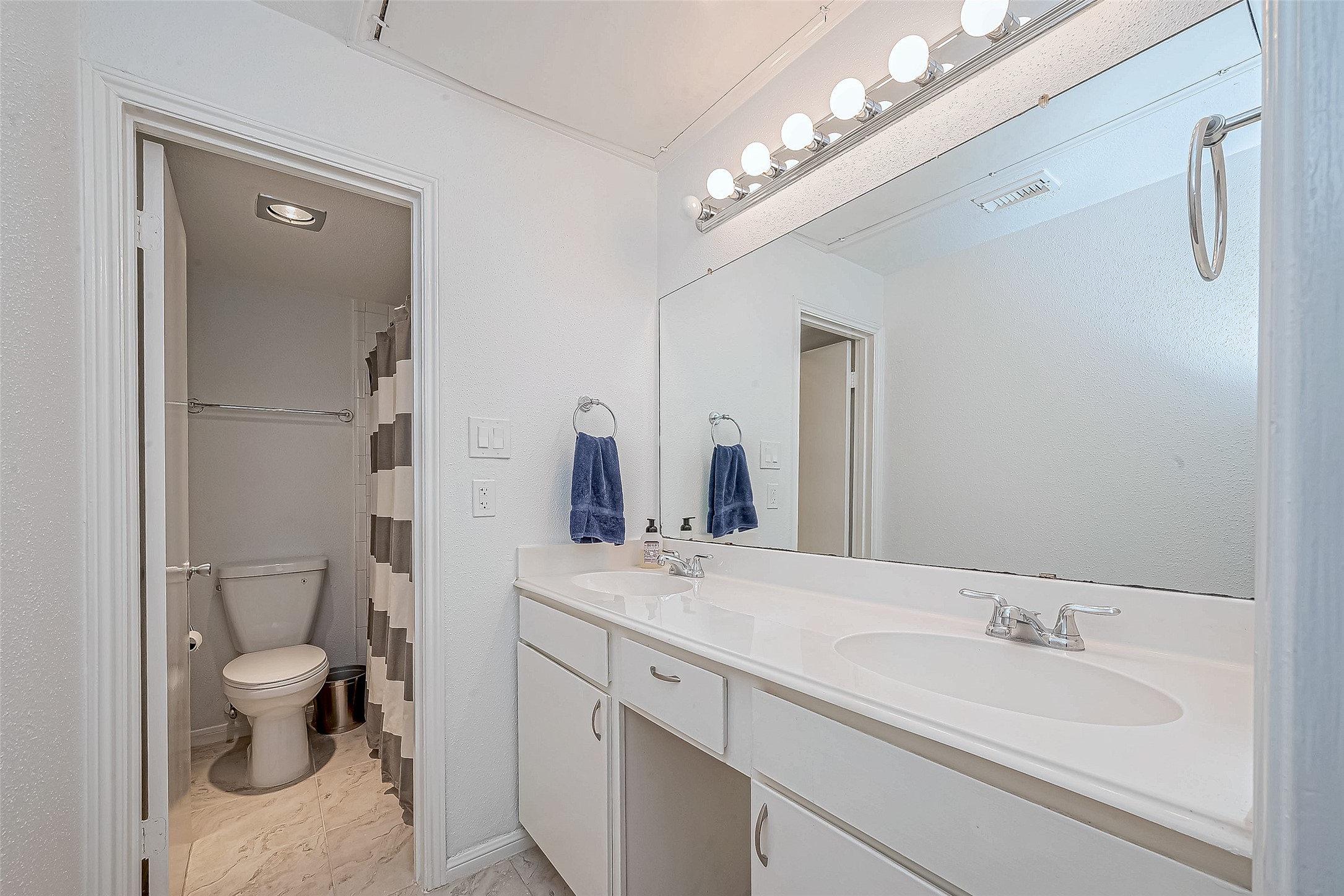 2100 Tanglewilde Street, Unit 189 Houston, TX 77063 - Photo 26 of 31 2 sinks and great counterspace