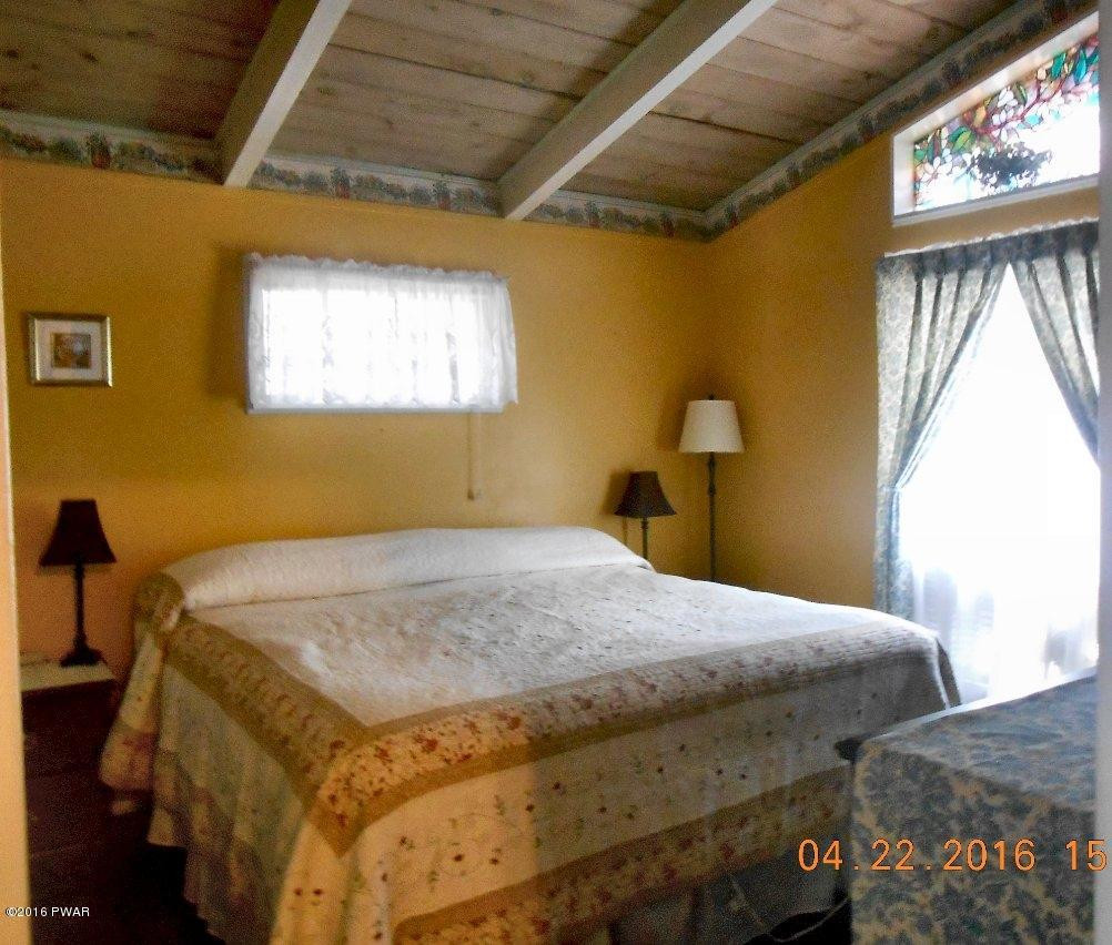 276 Forest Ridge Drive Hawley, PA 18428 - Photo 10 of 23 10-2nd bedroom