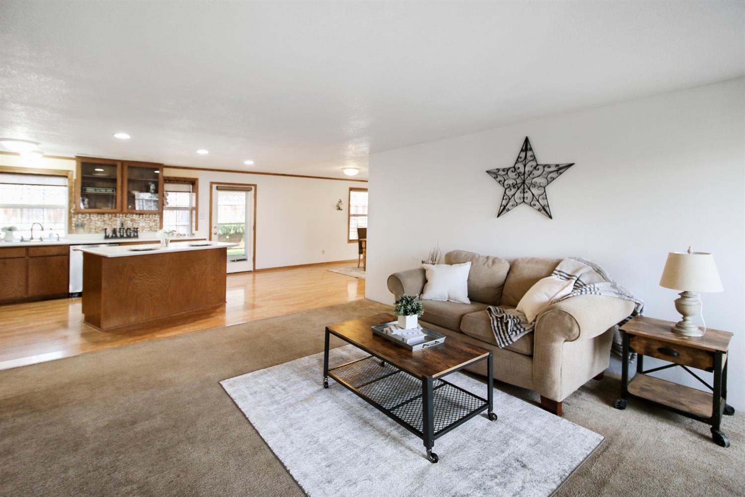 440 David Way Talent, OR 97540 - Photo 6 of 34 Living Room