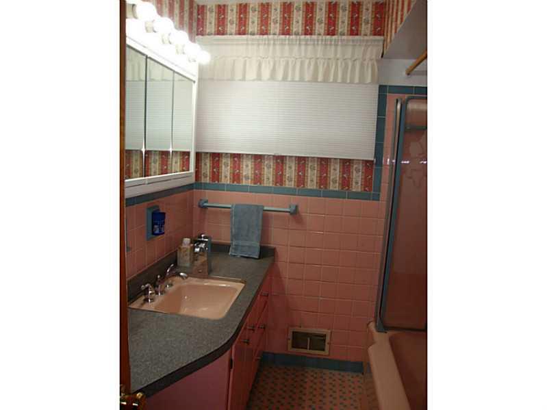 78 Bellview Circle McKees Rocks, PA 15136 - Photo 11 of 22 Full Bath. This full bathroom is located on the middle level of the house and has a tub/shower combo.